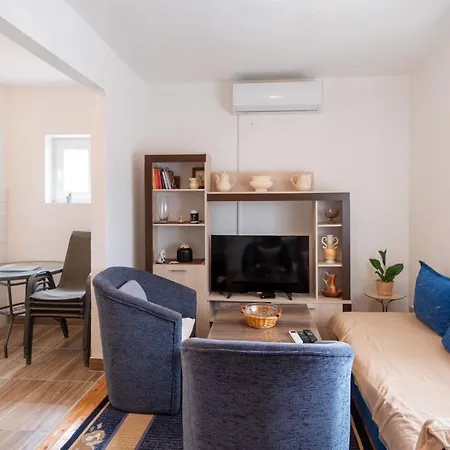 Sunny Days Apartment *